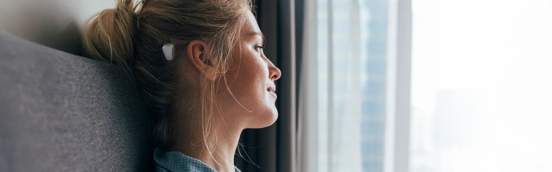 Frau mit Cochlea-Implantat