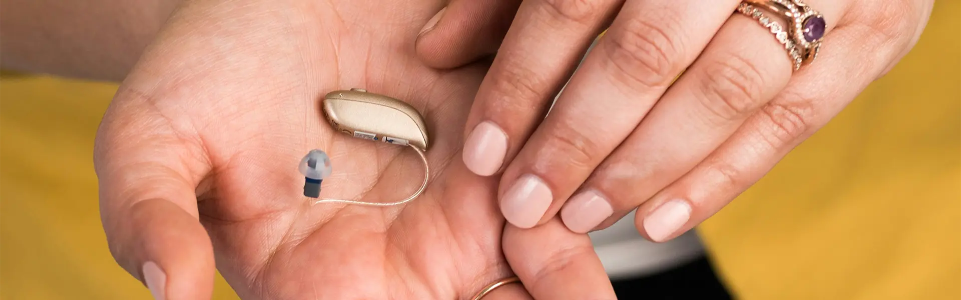 Frau hält RIC-Gerät in den Händen