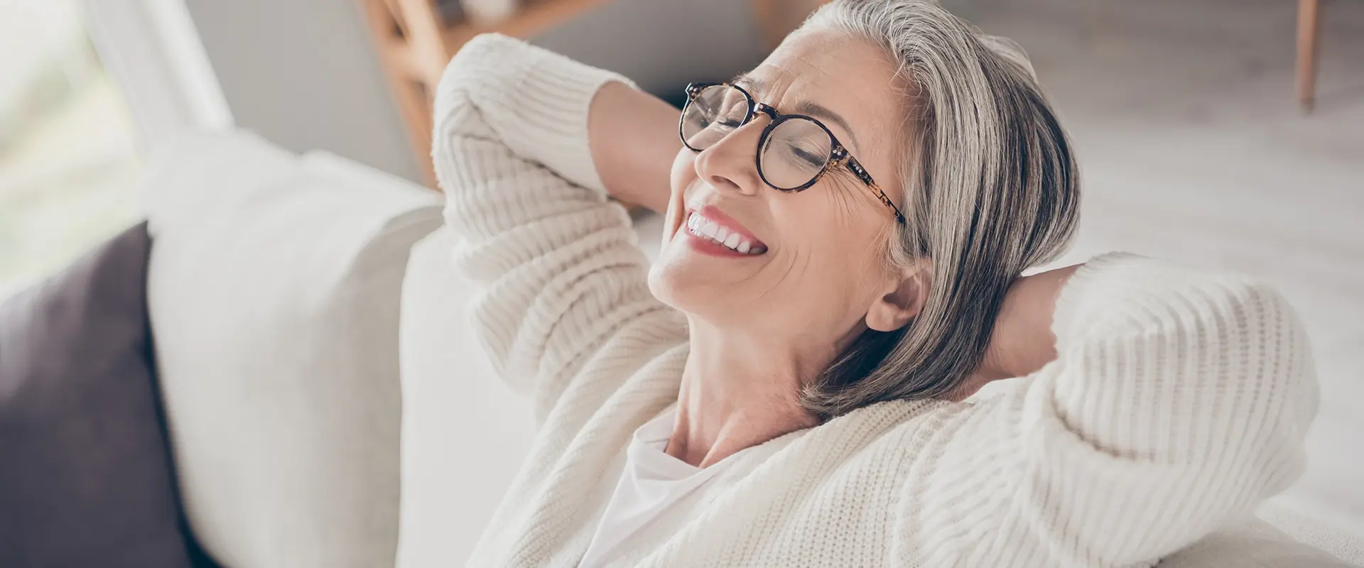 Frau mit Hörgeräten