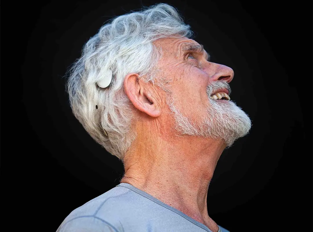 Mann mit CochlearTM Osia® System