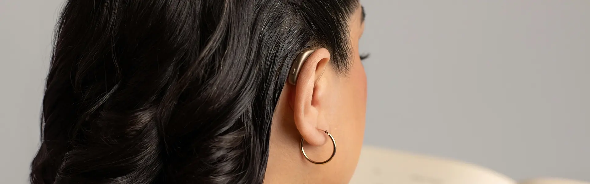 Frau mit RIC-Hörgerät